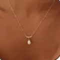 Elegante goldfarbene Halskette mit synthetischer Tropfenperle und Zirkonia-Anhänger - Stil 4