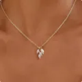 Elegante goldene Halskette mit glitzernden Blattanhängern und weißer Kunstperle. - Stil 6