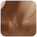 Detailansicht einer eleganten goldenen Halskette mit einem weißen Perlenanhänger - Stil 10