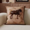 Primo piano del cuscino decorativo con motivo di cavallo medievale retro, dettaglio divano. - 35x35cm (Senza Anima) / SBZA038102