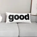 Cojin largo blanco con impresion de letras negras good para la vista detallada de sofa - DAJS05