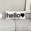 Cojín lumbar largo blanco con impresión negra de hello, cojín de sofá minimalista - DAJS09
