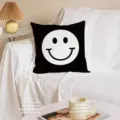 Cuscino decorativo nero con motivo smiley bianco per un comodo divano di casa. - QCW06