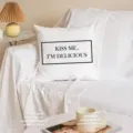 Fodera per cuscino bianca con design a citazione elegante per decorare il divano. - QCW10