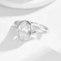 Detailaufnahme eines Silberrings mit ovalem klarem Edelstein in Zargenfassung. - Größe 5 / Oval-Stil (DL-028) / Weißgold