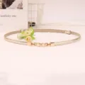 Gedetailleerd smalle gouden lederen riem met metalen parelgesp, chic minimalistisch accessoire. - Goud