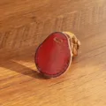 Dettaglio porta carte d'accesso in pelle, mini cover portachiavi a goccia artigianale. - A forma di goccia / Rosso