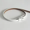 Cintura sottile bianca minimalista con fodera marrone per abiti e maglioni da donna. - Bianco (solo cinturino)