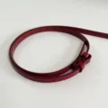 Sottile cintura in pelle rossa da donna, accessorio semplice e versatile dettaglio. - Rosso (solo cinturino)