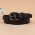 Vista dettagliata di una classica cintura in pelle nera con fibbia ad ardiglione vintage. - 100cm / Nero