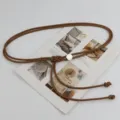 Γυναικεία λεπτή δερμάτινη ζώνη σχοινί με μεταλλική αγκράφα, κομψό ρυθμιζόμενο αξεσουάρ μέσης. - Καραμελέ Ασημένια Αγκράφα