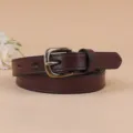 Primo piano dettagliato della cintura da donna in vera pelle marrone scuro con fibbia. - 100cm / Caffè