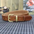 Dettaglio cintura in pelle marrone con fibbia in ottone retrò, cuciture e vera pelle bovina. - 100cm / Kaki