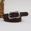 Dettaglio di cintura in pelle marrone scuro, fibbia ad ardiglione vintage, accessorio casual. - Caffè / 100cm
