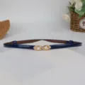 Sottile cintura in pelle con fibbia di perle da donna, elegante accessorio per vestiti. - Blu