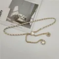 Elegante cintura a catena dorata da donna con perla e fiore, accessorio per abito chic. - #275 bianco