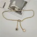 Elegante cintura a catena dorata da donna con prezioso intreccio in pelle e pendente. - #277 bianco