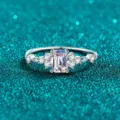 Anillo de plata de ley S925 con una moissanita de talla esmeralda muy elegante - Talla 9 / 80 Puntos Moissanita (Verde Esmeralda)