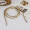Μινιμαλιστική χρυσή δερμάτινη ζώνη μέσης με μεταλλικά άκρα για κομψά χειμερινά παλτό. - Χρυσό