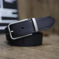 Primo piano sui dettagli della cintura in pelle con fibbia in metallo resistente e finiture. - 105cm / Nero