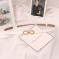 Schicker eleganter weißer Ledergürtel mit goldener Doppelring-Schnalle für Damen. - Weiß