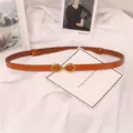 Cinturón de cuero fino para mujer con hebilla metálica, accesorio de cintura minimalista. - Tostado