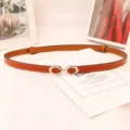 Delgada correa de cuero naranja para mujer con hebilla plateada, ideal para vestidos y abrigos. - Marrón claro con hebilla plateada