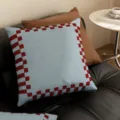 Cuscino decorativo blu con bordo a quadri rossi, decorazione divano stile retro Bauhaus. - 35x35 cm (senza interno cuscino) / SBZA041804