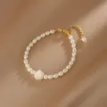 Elegante bracciale di perle naturali con fiore di camelia in madreperla su raso - Bracciale