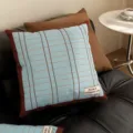 Coussin de sofa bleu à motif quadrillé et bord marron, style milieu du siècle pour salon moderne. - SBZA041810