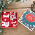 Coffret de chaussettes de Noël, chaussettes en coton mi-hautes rouges, lot de 4 paires - Coffret cadeau de Noël (taille unique) / Combinaison D