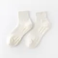 Calze sportive bianche da uomo con rete traspirante e suola ammortizzata per il massimo comfort. - Taglia unica / Calzini alla caviglia / Bianco avorio