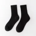 Chaussettes de sport mi-hautes noires pour hommes avec semelle éponge et bord côtelé. - Taille unique (pointure 36-44) / Noir (hautes)