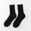 Schwarze Herren Baumwoll Sportsocken im Mittelschnitt, atmungsaktives Mesh und Frotteeboden. - Einheitsgröße / Überknietiefe / Schwarz