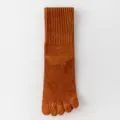 Calze da uomo a cinque dita marrone caramello, comode calze in cotone per uso quotidiano. - Taglia unica (misure 37-43) / arancio-rosso