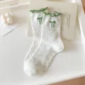 Calzini bianchi medi da donna con pois colorati, ricamo fiocco verde e volant stile carino var. - Taglia Unica (EU 36-41) / Bordo calzino verde