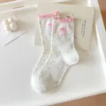 Dolci calze medie bianche da donna con pois colorati, volant di pizzo rosa e grazioso fiocco. - Taglia Unica (EU 36-41) / Pink Opening