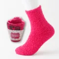 Chaussettes mi-hautes d'hiver en polaire corail rose duveteux avec picots antidérapants et emballage cadeau - Chaussettes sans emballage (tailles 36-42) / Rose rouge