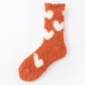 Calzini invernali in pile corallo da donna con motivi a cuore bianco per comodi pavimenti. - Taglia unica / arancio-rosso