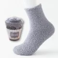 Chaussettes mi-hautes en polaire corail grise, douillettes antidérapantes avec emballage. - Chaussettes sans emballage (tailles 36-42) / Gris clair