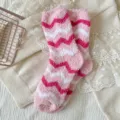 Calzini soffici in pile corallo rosa e bianco con motivo a zigzag, calze calde da casa per donna. - Taglia unica (36-42) versione aggiornata, non perde peli / Stile 4