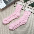 Calzini da sonno caldi in pile di corallo rosa da donna con polsini soffici bianchi invernali - Taglia unica / Tavola Curva / Rosa