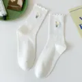 Calzini bianchi da donna al polpaccio con bordo volant e delicato ricamo di tulipani. - Taglia unica (misura 36-42) / Bianco (ricamato)