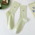 Calze verdi a collo alto con bordo lattuga da donna con ricamo di tulipani carini per la primavera. - Taglia unica (misura 36-42) / Verde (ricamato)