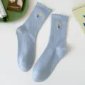 Bellissimi calzini azzurri a metà polpaccio da donna con grazioso ricamo tulipano in cotone - Taglia unica (misura 36-42) / Grigio-blu (ricamato)
