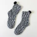 Accoglienti calze invernali in pile corallo soffice a metà polpaccio con pompon nero per donne. - Taglia unica (misura 36-41) / Nero
