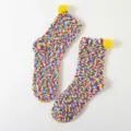 Calzini medi soffici in pile corallo da donna con pompon gialli carini e design colorato - Taglia unica (misura 36-41) / Giallo