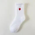Chaussettes de nuit duveteuses en polaire corail blanche avec broderie cœur rouge, douillettes. - Taille unique (taille 36-42) non pelucheux / Blanc Blanchi