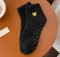 Calzini donna in morbido pile corallo nero con ricamo cuore giallo e punti antiscivolo - Taglia unica / Nero