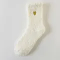 Chaussettes d'intérieur douillettes en polaire corail pour femme, chaudes et épaisses avec cœur. - Taille unique (taille 36-42) non pelucheux / Blanc crème avec cœur jaune